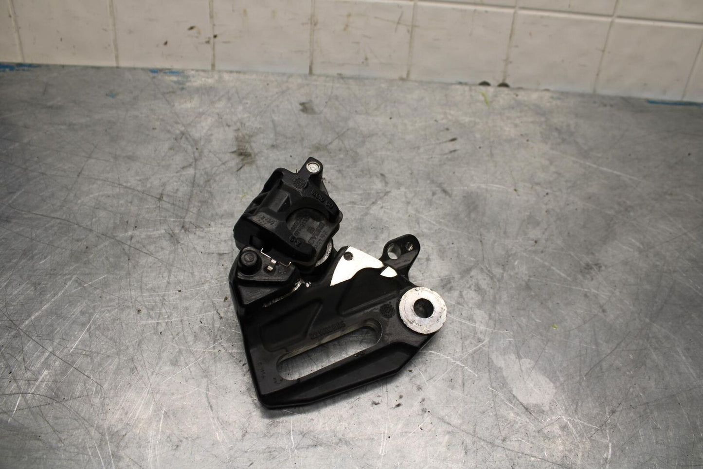 18 KTM RC 390 REAR BACK BRAKE CALIPER W MOUNT BRACKET BB442