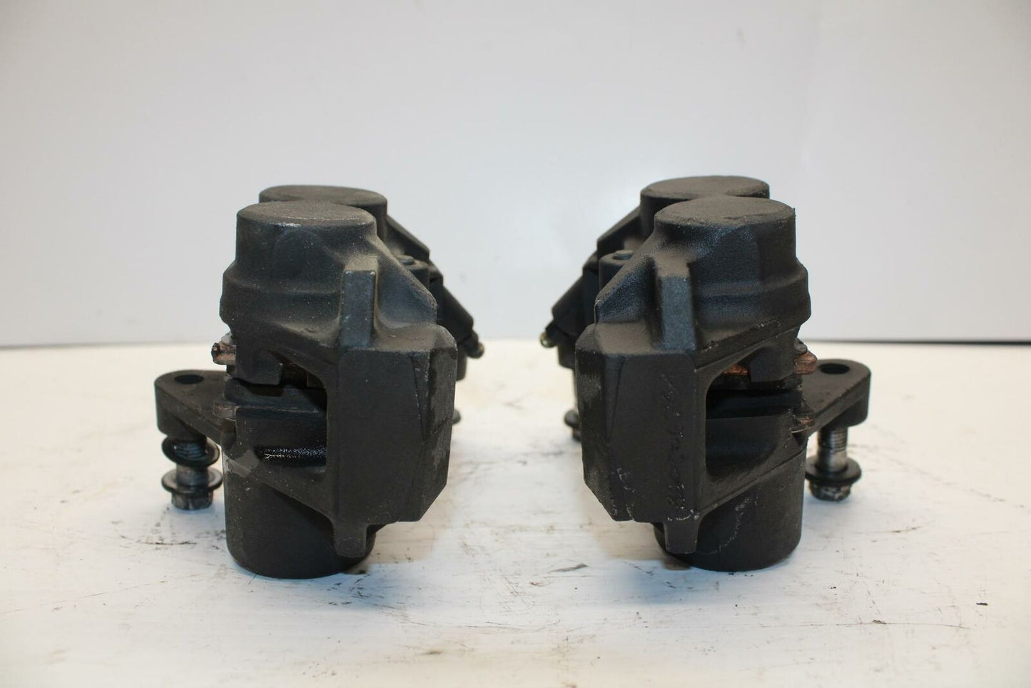99 YAMAHA YZF R6 RIGHT LEFT FRONT BRAKE CALIPER SET PAIR CALIPERS BB246