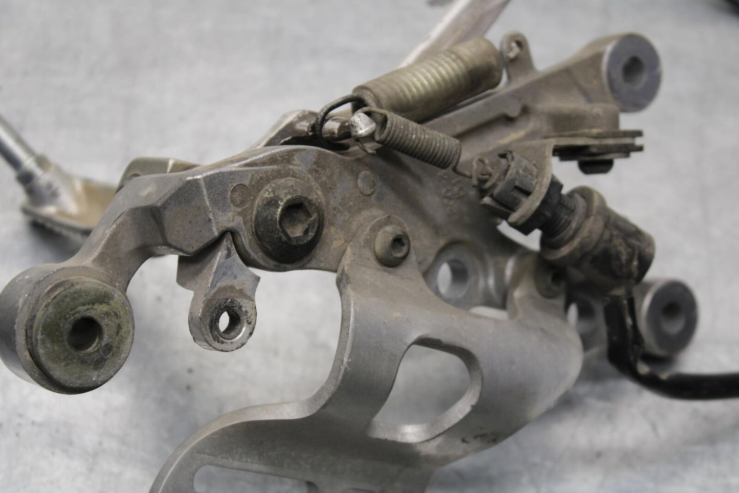 2006 Yamaha YZF R6 RIGHT REARSET REAR SET DRIVER FOOT PEG REST STOP BB560