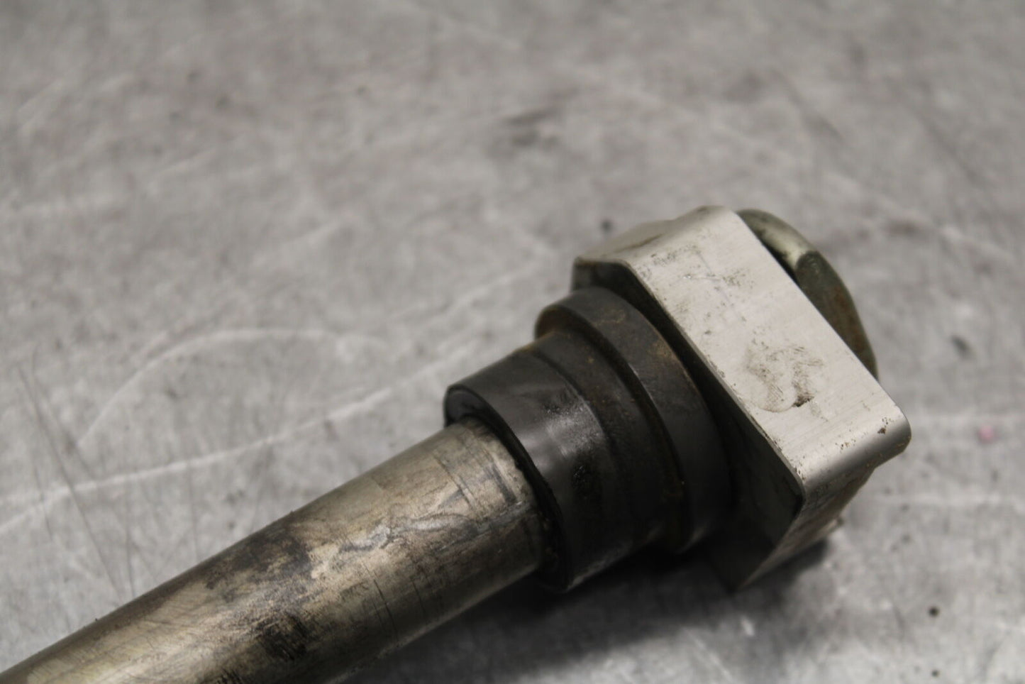 09-11 TRIUMPH DAYTONA 675 REAR AXLE BACK WHEEL RIM PIVOT BOLT AXEL BB652