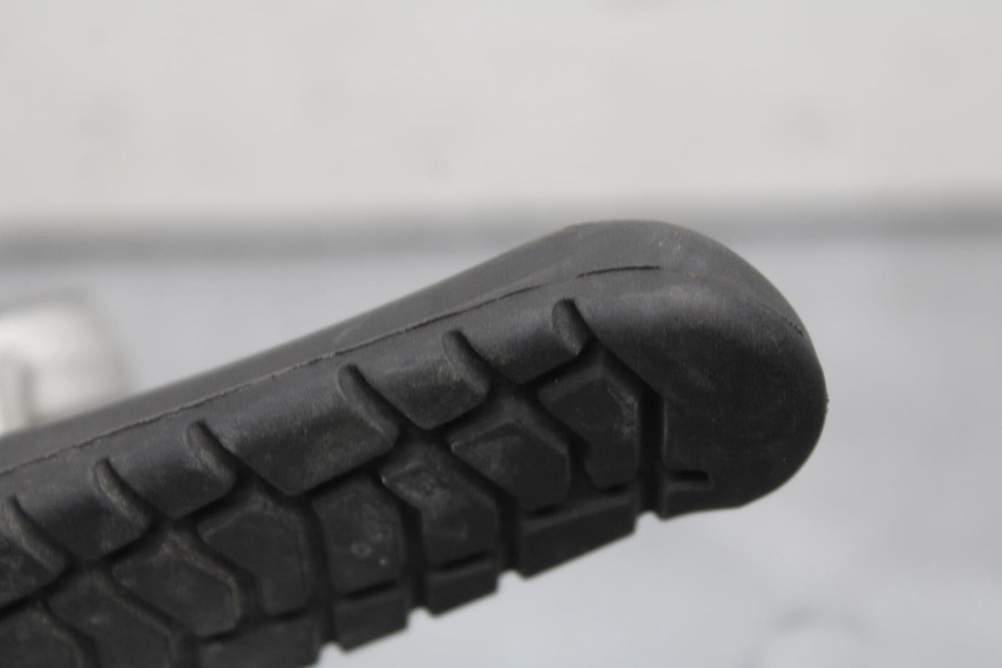 16-18 KTM 690 DUKE REAR FOOT RESTS PEGS STEPS SET PAIR BB631