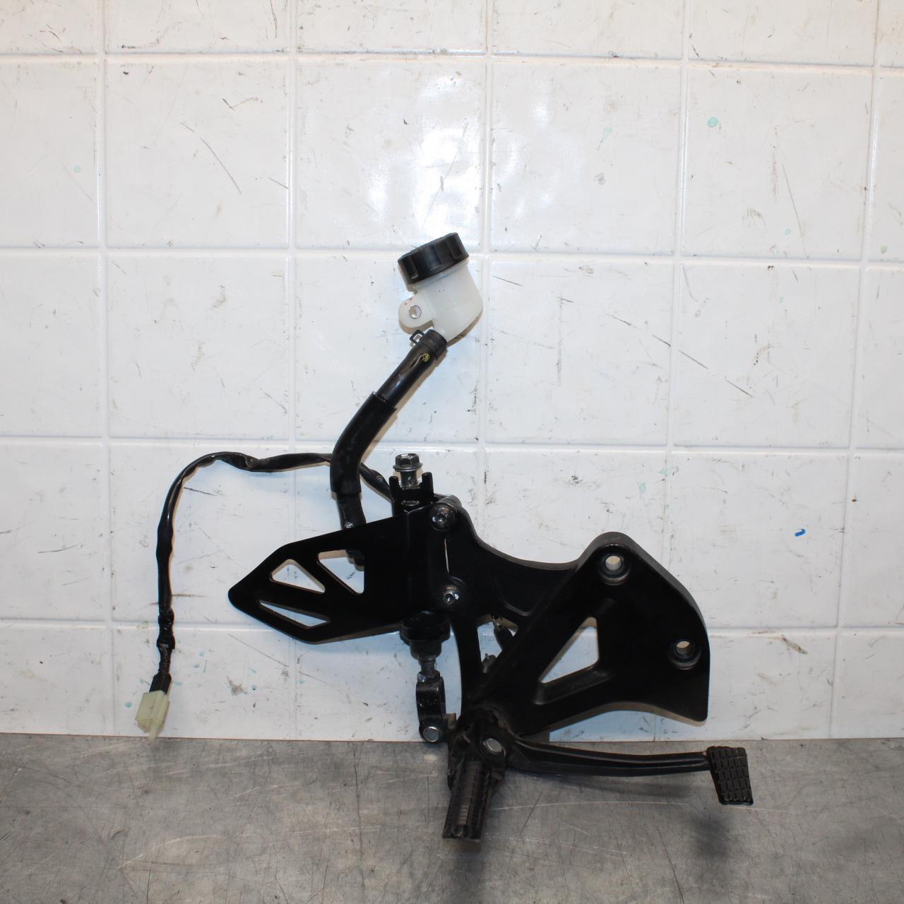 20 SUZUKI GSXR 1000 RIGHT REARSET REAR SET DRIVER FOOT PEG REST STOP BB597