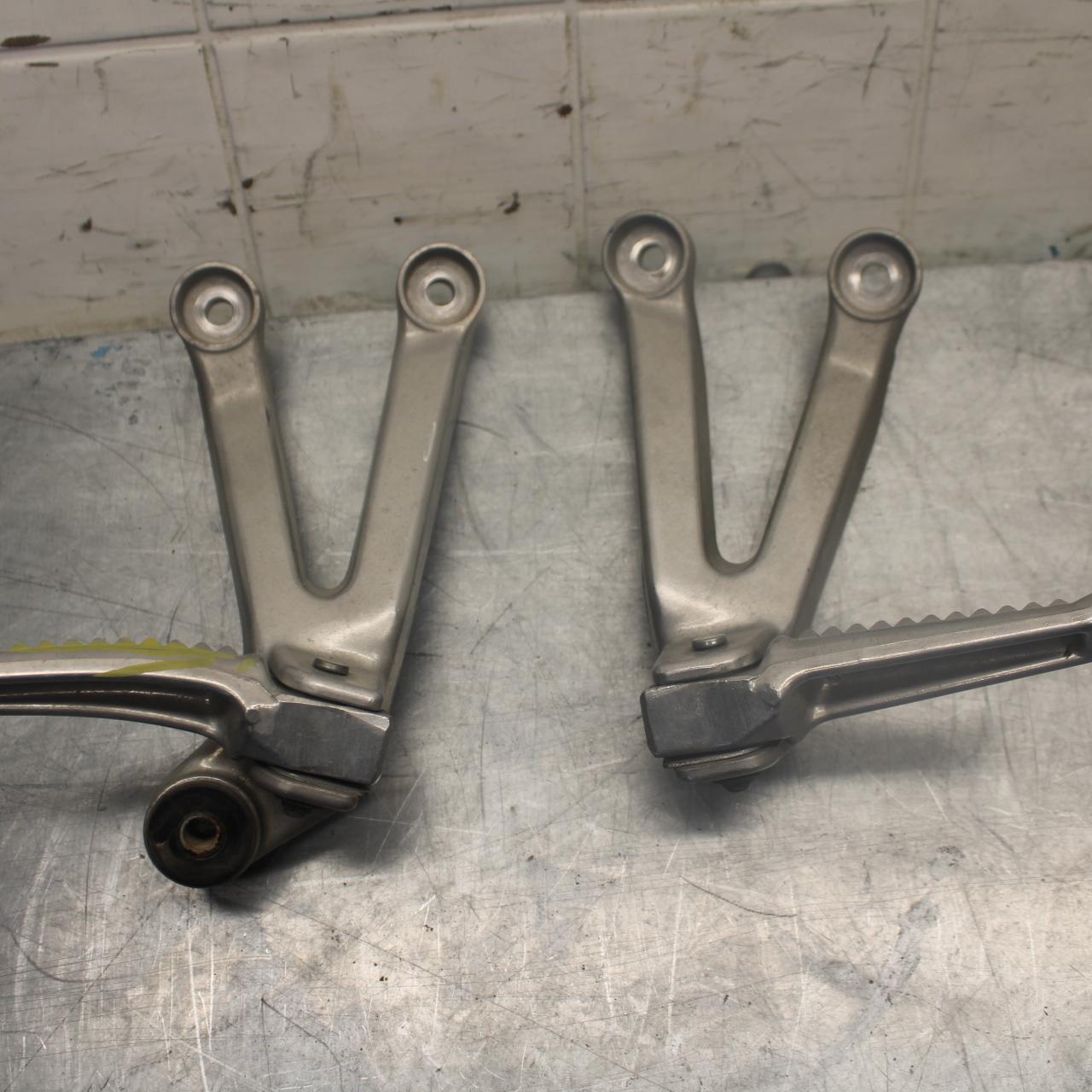 98-99 HONDA CBR900RR REAR BACK PASSENGER PEG SET PAIR BB458