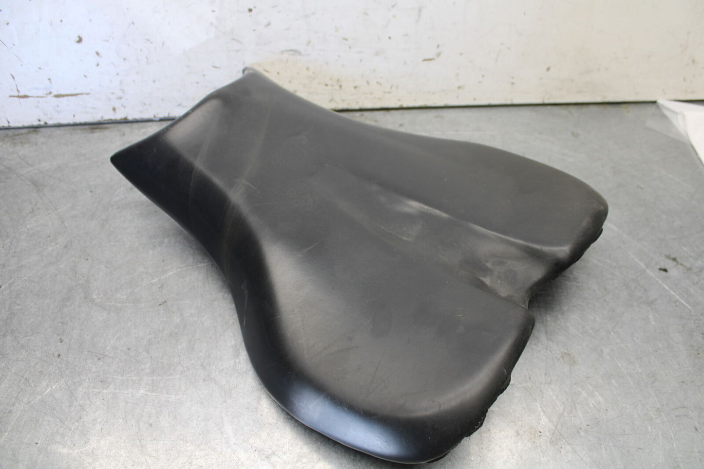 07-08 TRIUMPH DAYTONA 675 FRONT DRIVERS SEAT PAD SADDLE PILLION T2306512 BB685
