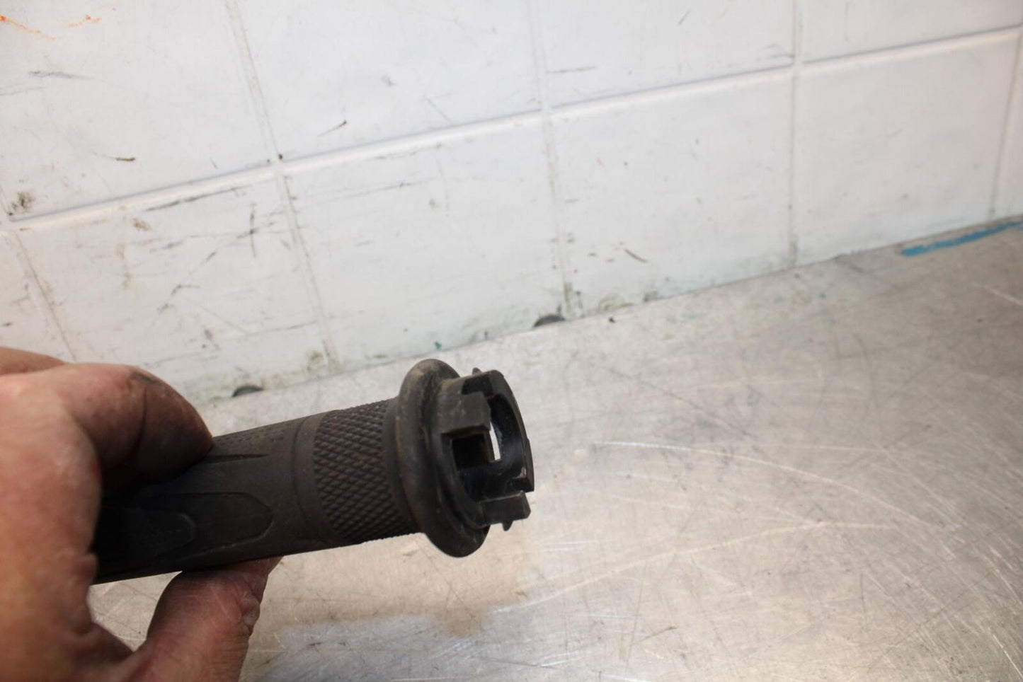 17-21 TRIUMPH STREET TRIPPLE R ABS RIGHT THROTTLE GRIP TUBE bb452