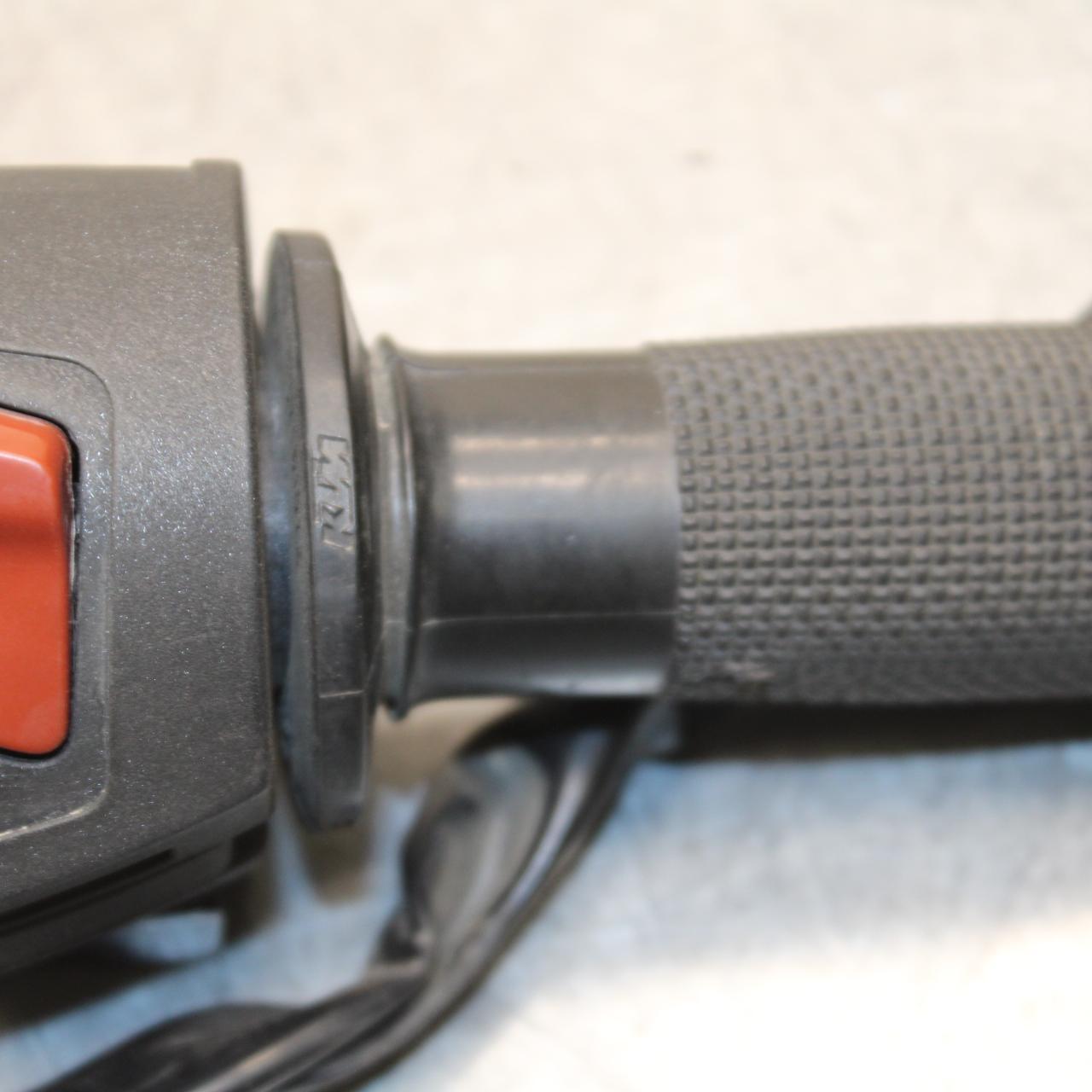 16-24 KTM 390 RC RIGHT THROTTLE GRIP BB648