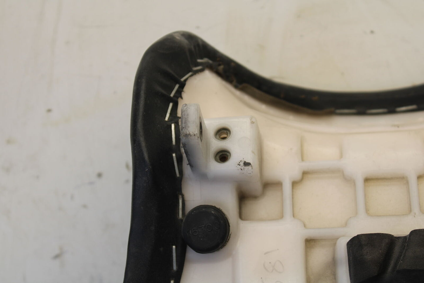 04 SUZUKI GSXR600 FRONT DRIVERS SEAT PAD SADDLE PILLION 45100-29G00-6BY BB676