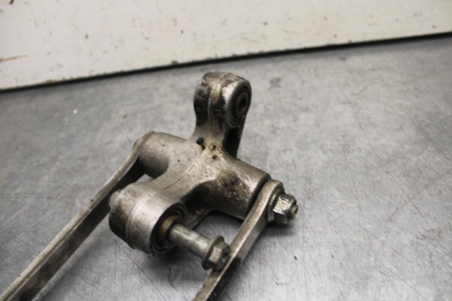 01 SUZUKI GSXR1000 REAR DOGBONE SHOCK LINKAGE LINK 62600-35870 BB100