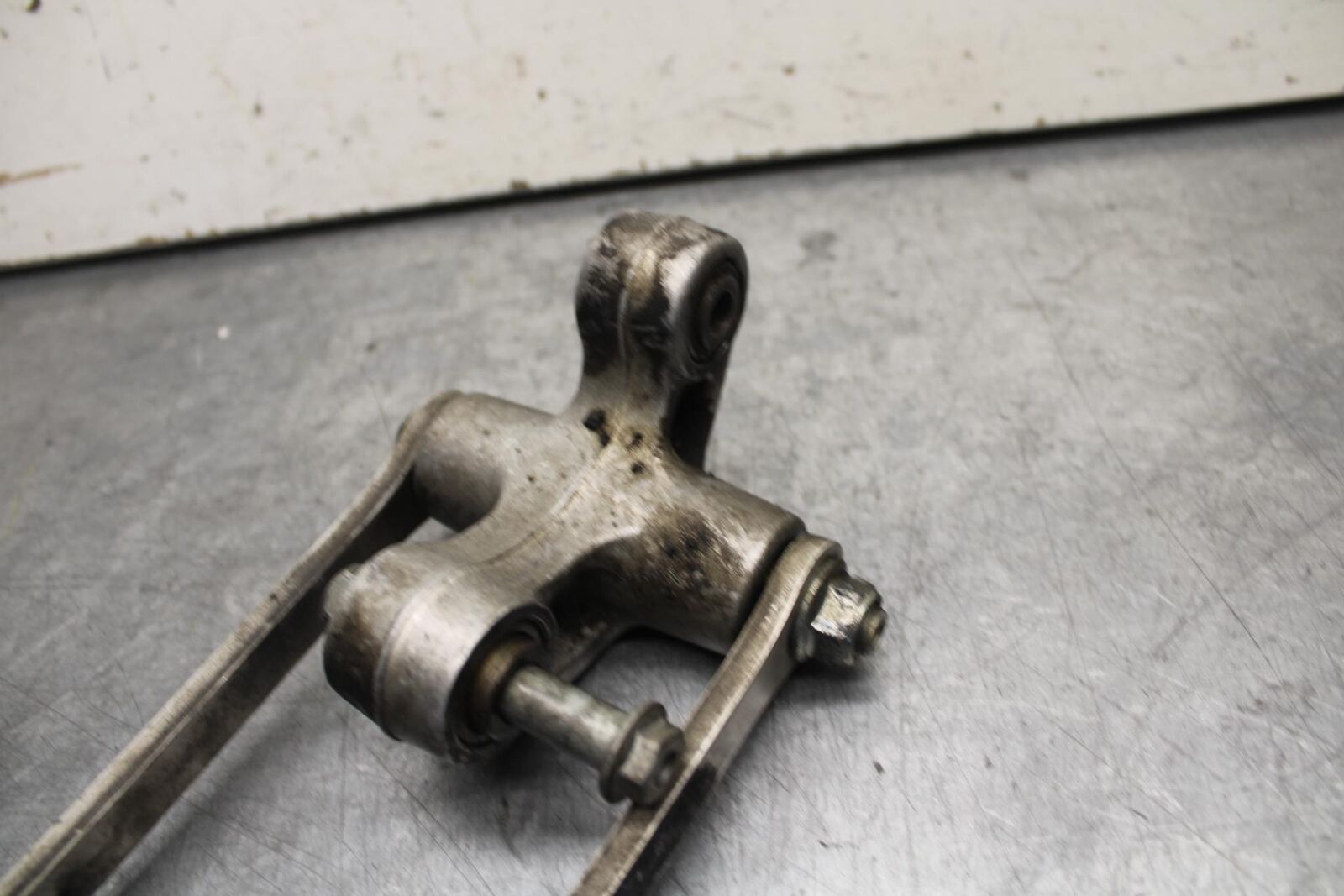 01 SUZUKI GSXR1000 REAR DOGBONE SHOCK LINKAGE LINK 62600-35870 BB100