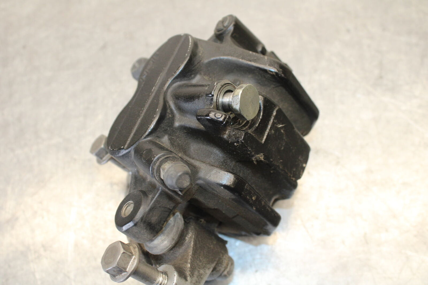 01-06 TRIUMPH TIGER 955I REAR BACK BRAKE CALIPER W MOUNT BRACKET BB693