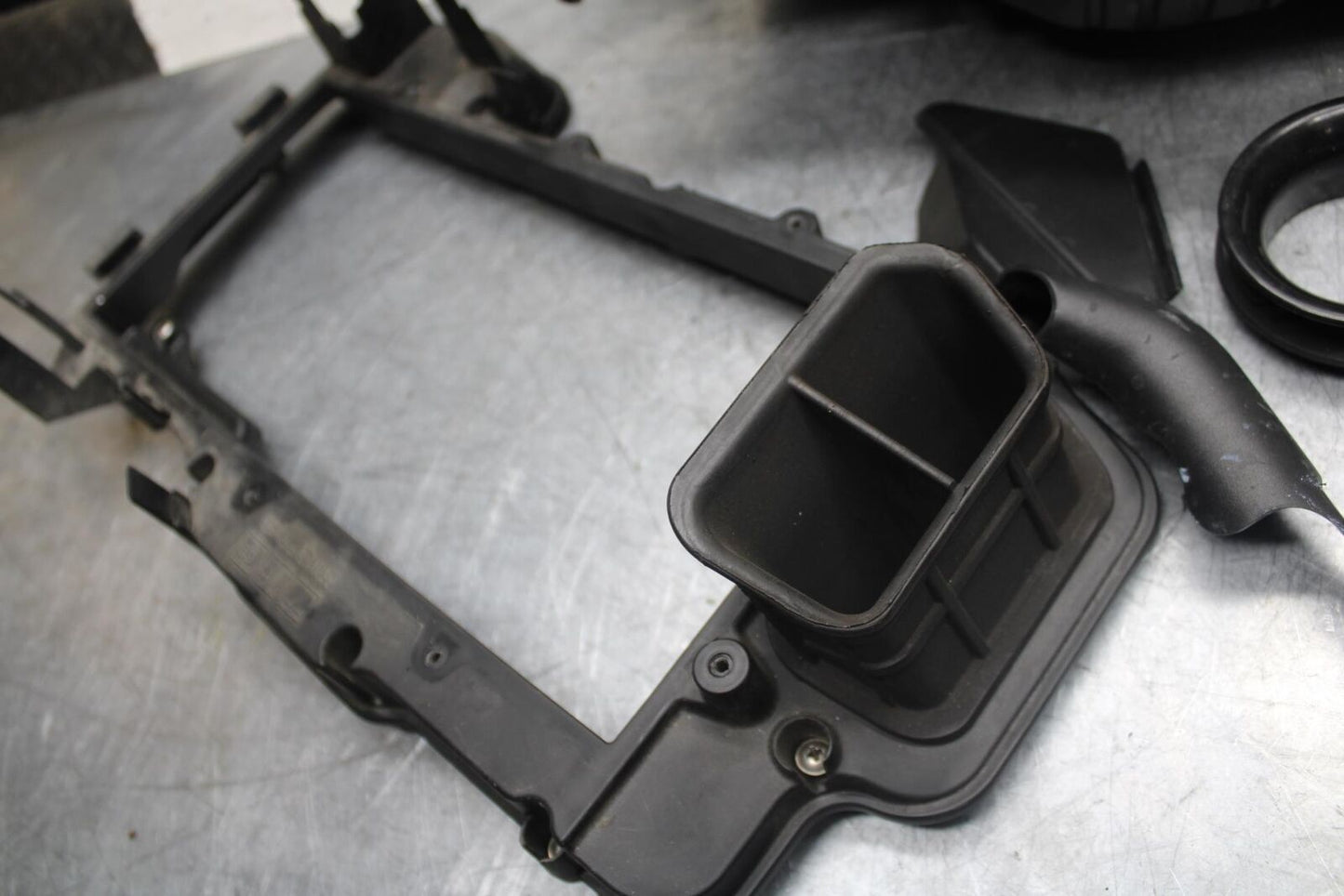 2009 Aprilia Shiver 750 SL750 AIRBOX AIR INTAKE FILTER BOX W INJECTORS BB506