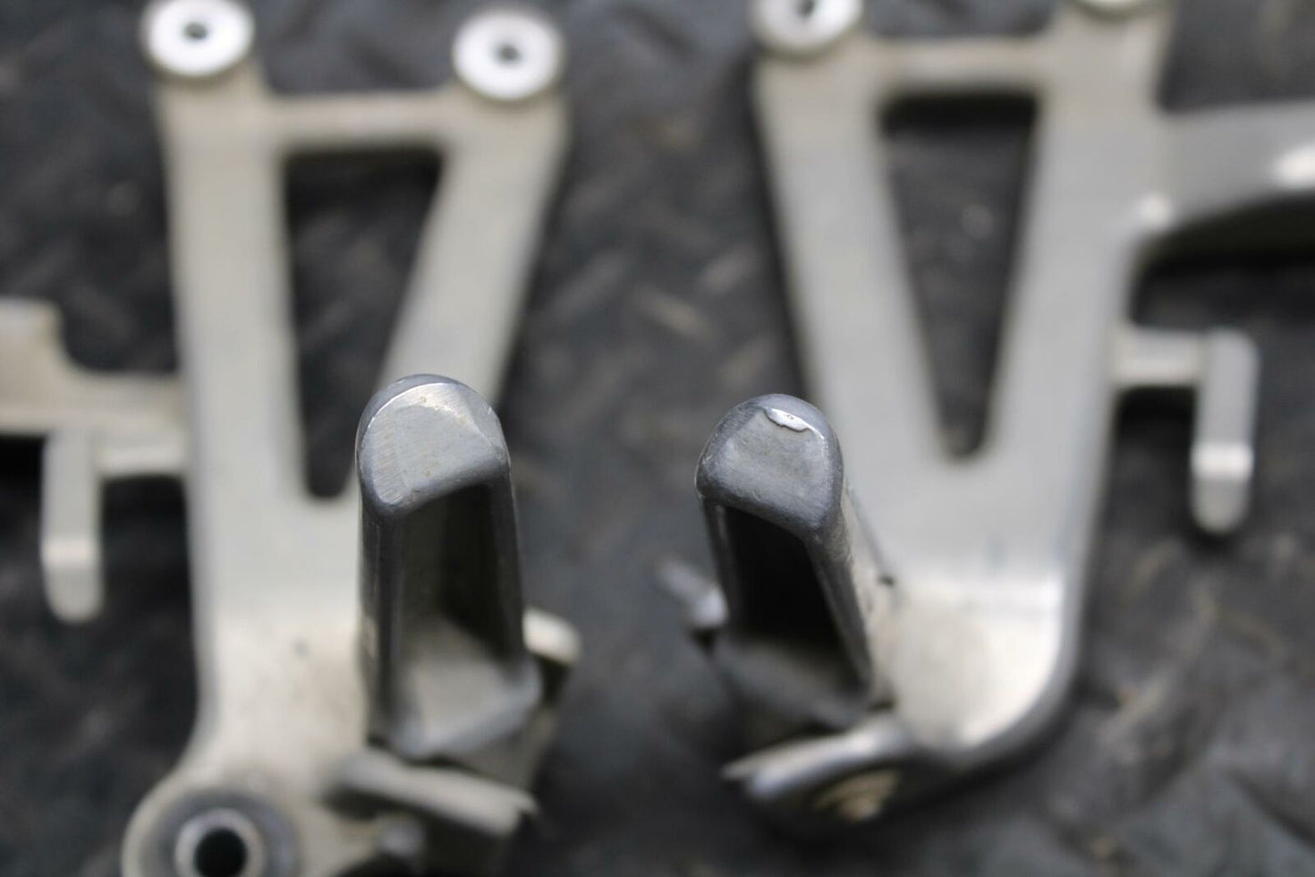 98 HONDA CBR600F3 REAR BACK PASSENGER PEG SET PAIR BB201