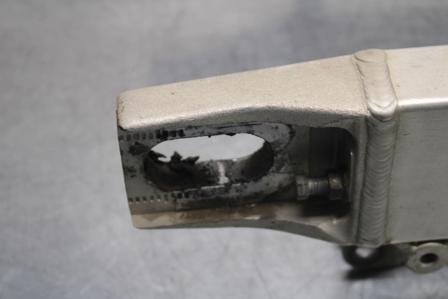 01-03 SUZUKI GSXR600 REAR SWINGARM BACK SUSPENSION SWING ARM 61000-39F00 BB633