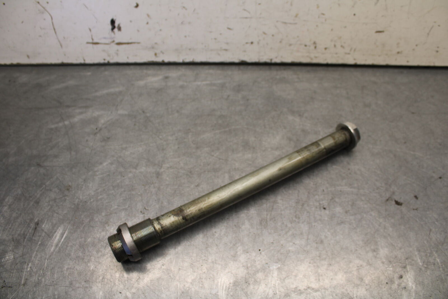 04-05 SUZUKI GSXR600 SWINGARM BOLT SUSPENSION PIVOT AXLE 61211-16G00 BB658
