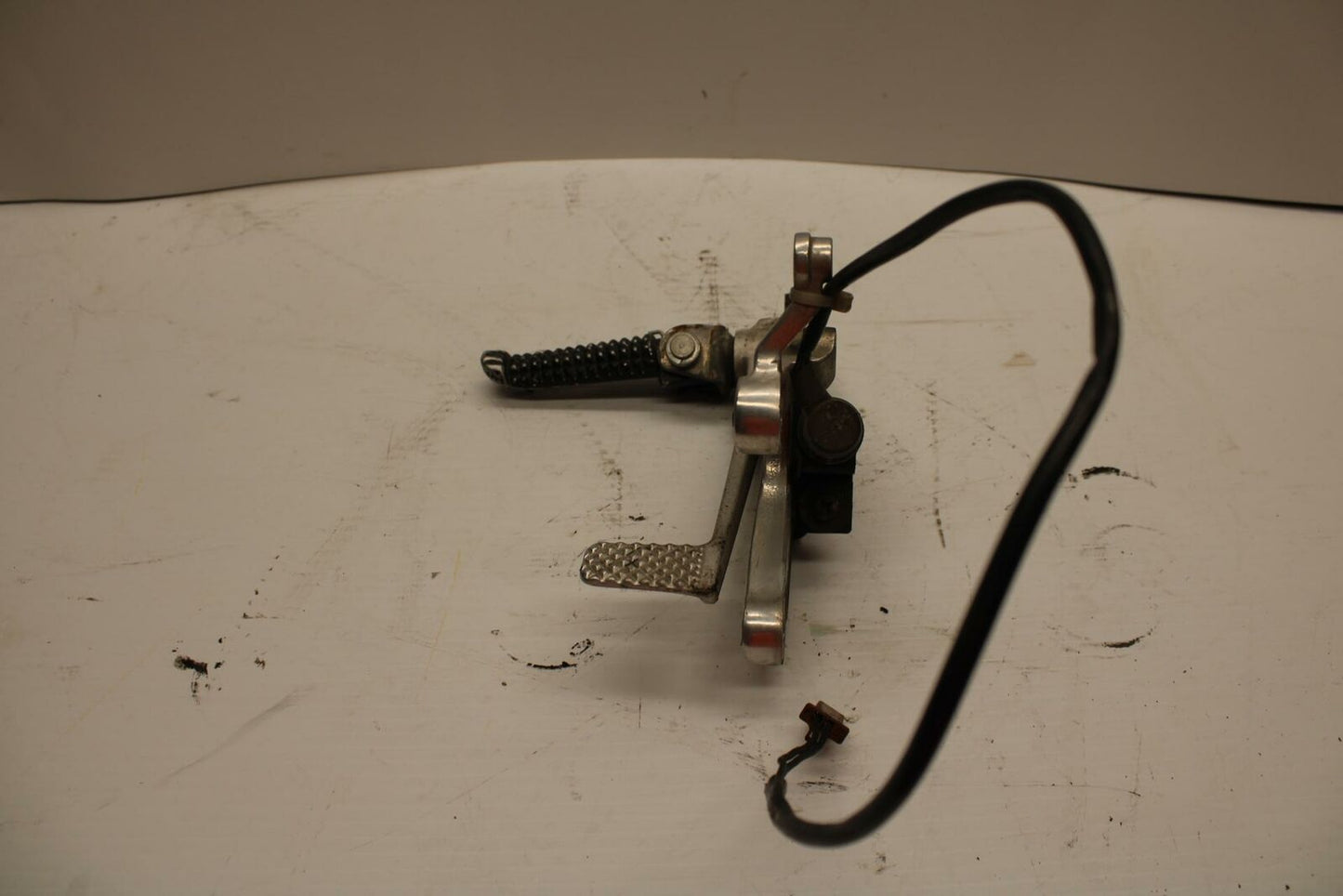99 YAMAHA YZF R6 RIGHT REARSET REAR SET DRIVER FOOT PEG REST STOP BB246