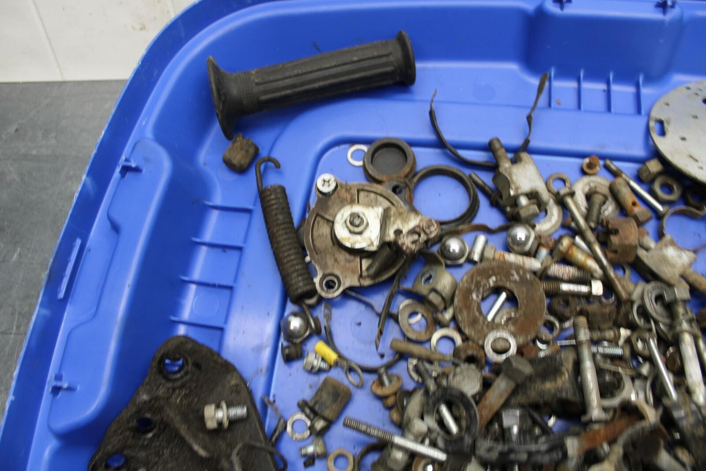 75 SUZUKI GT 550 LEFTOVER MOUNTING BOLTS HARDWARE MOTOR SCREWS BB72