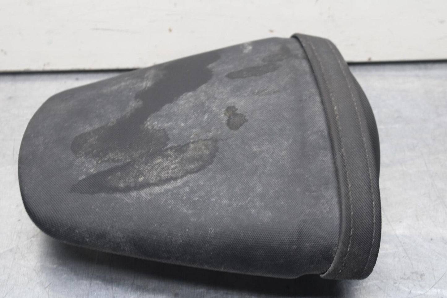2011 Suzuki GSXR600 REAR BACK PASSENGER TANDEM SEAT PAD SADDLE PILLION BB605
