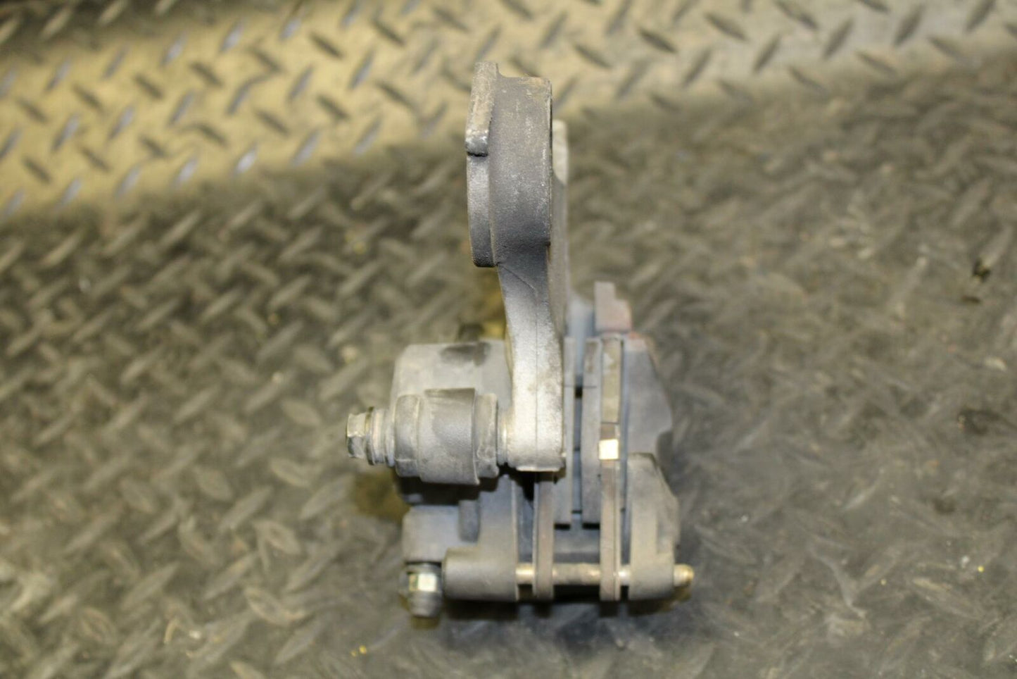 01-06 YAMAHA YZF R6S REAR BACK BRAKE CALIPER W MOUNT BRACKET BB169