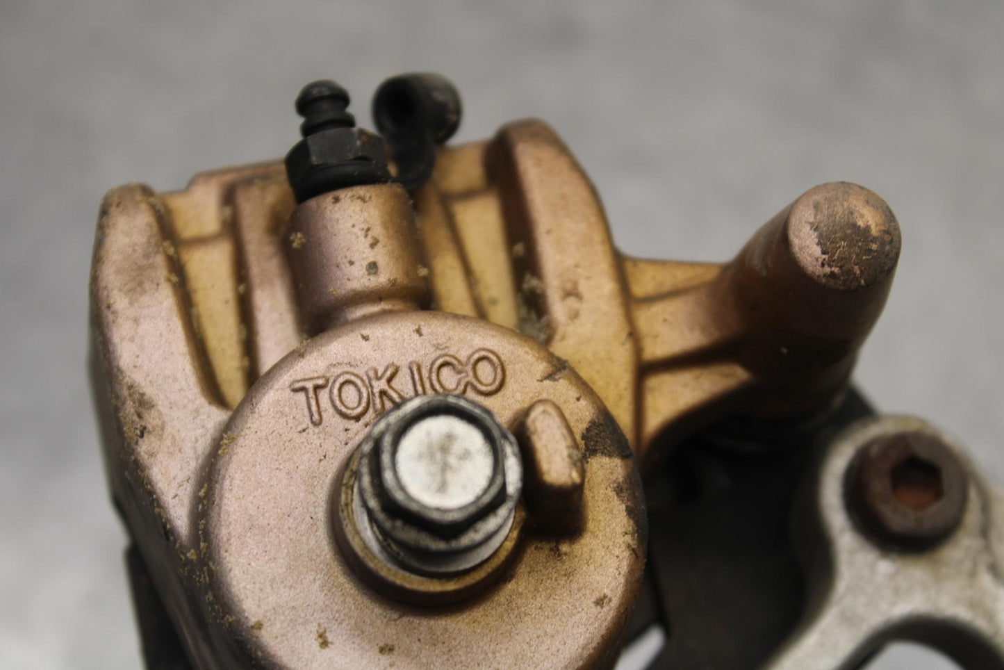 03-04 KAWASAKI NINJA ZX6RR REAR BACK BRAKE CALIPER W MOUNT BRACKET BB105