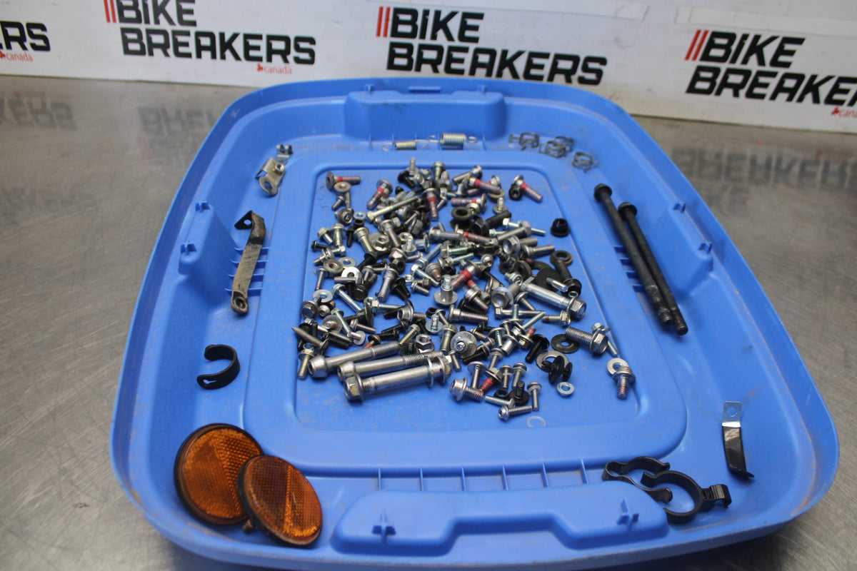 25 KAWASAKI Z900 MOUNTING BOLTS HARDWARE SCREWS BB928