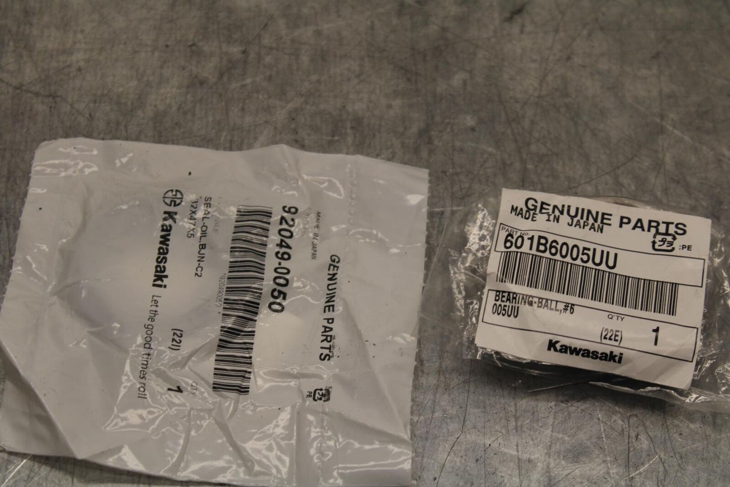 17 KAWASAKI Z900 ZR900 WHEEL BEARING AND OIL SEAL BB549