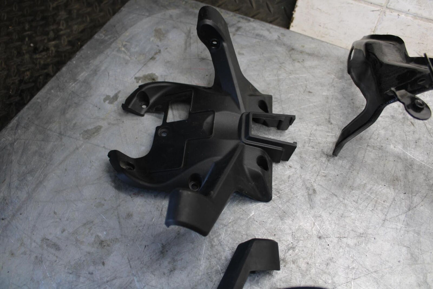 22-23 HUSQVARNA SVARTTPILEN 401 LIGHT TANK BRACKET LEFTOVER BB541