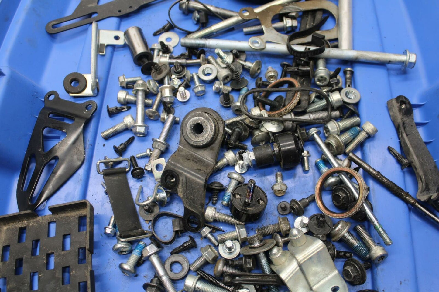15-21 SUZUKI GSXR600 ASSORTED MOUNTING BOLTS HARDWARE MOTOR SCREWS BB418