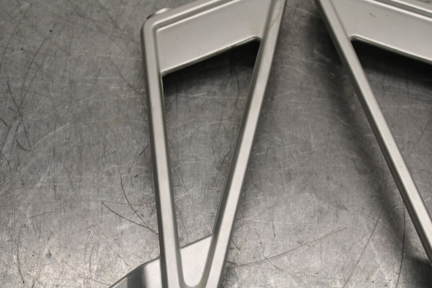 21-24 APRILIA TUONO 660 FACTORY REAR BACK PASSENGER PEG SET PAIR BB733