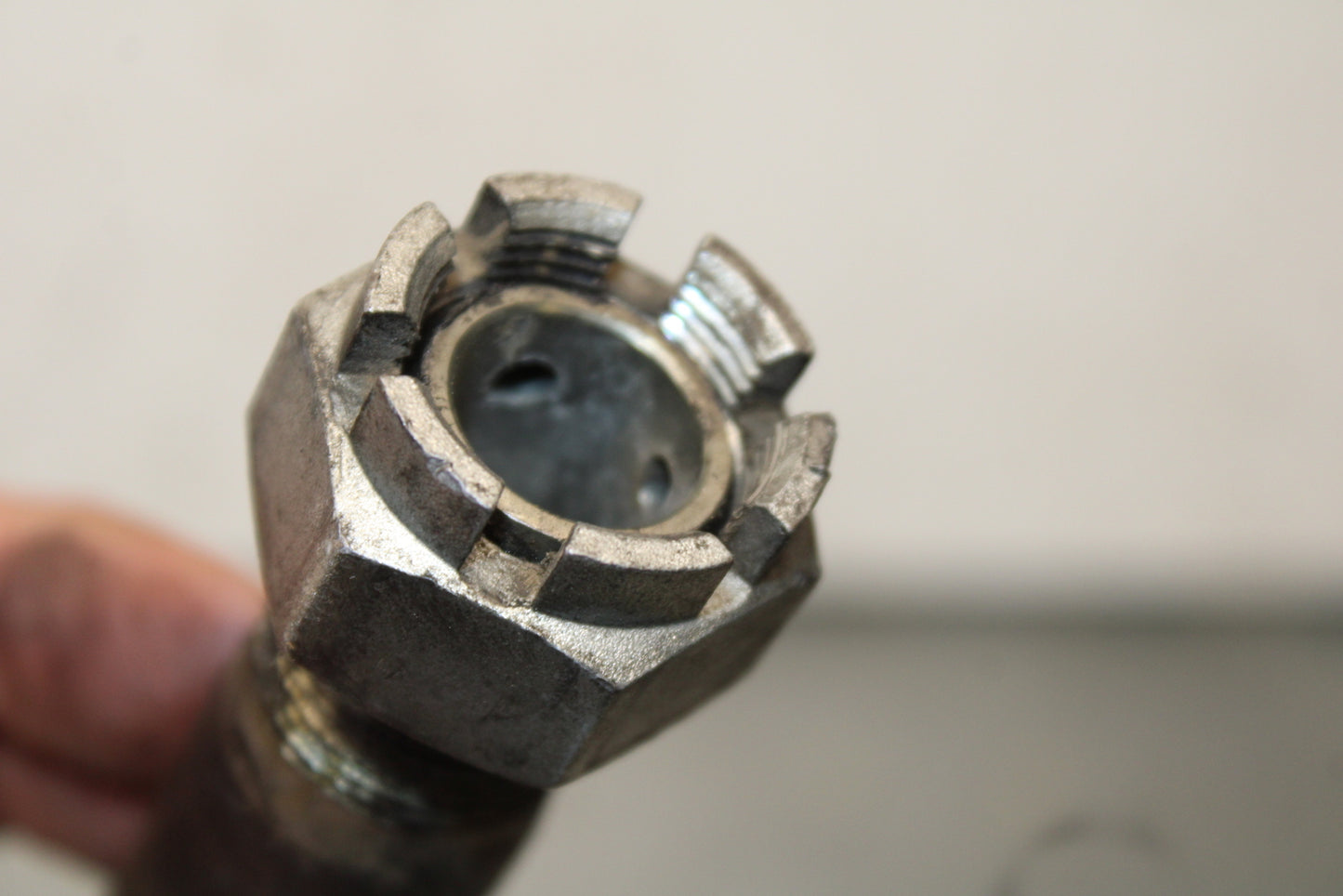 16 KAWASAKI NINJA ZX10R REAR AXLE BACK WHEEL RIM BOLT AXEL 41068-0613 BB650