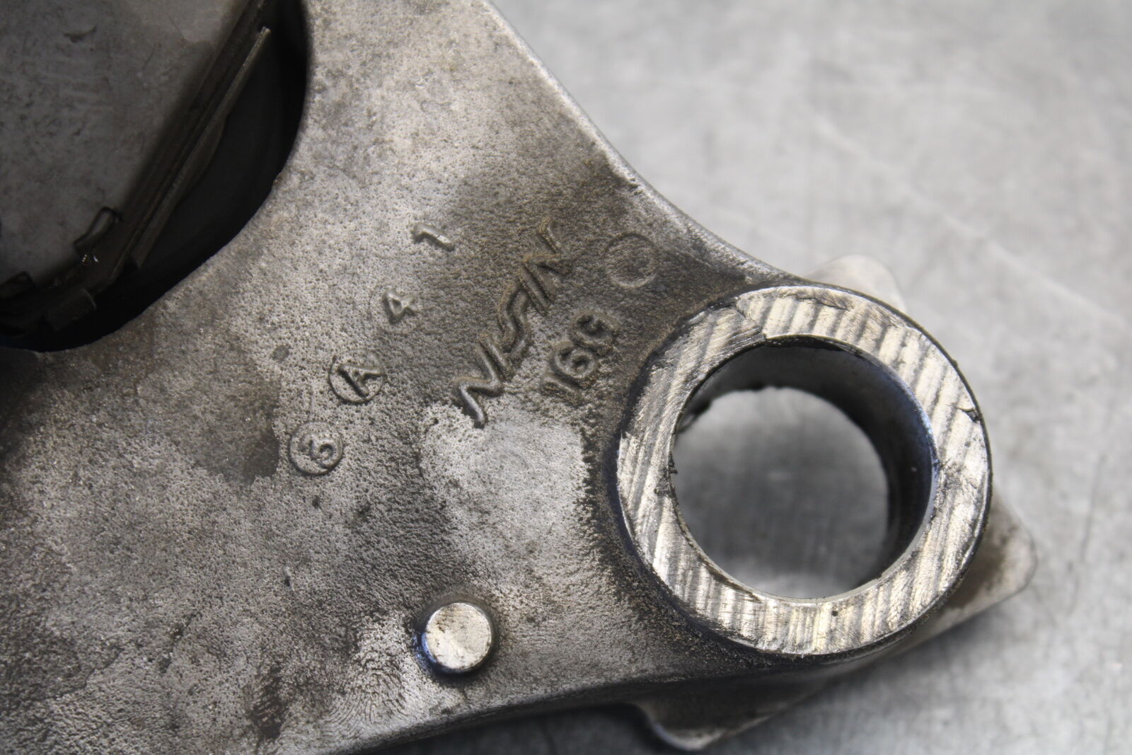 03-07 SUZUKI SV1000S REAR BACK BRAKE CALIPER W MOUNT BRACKET BB657