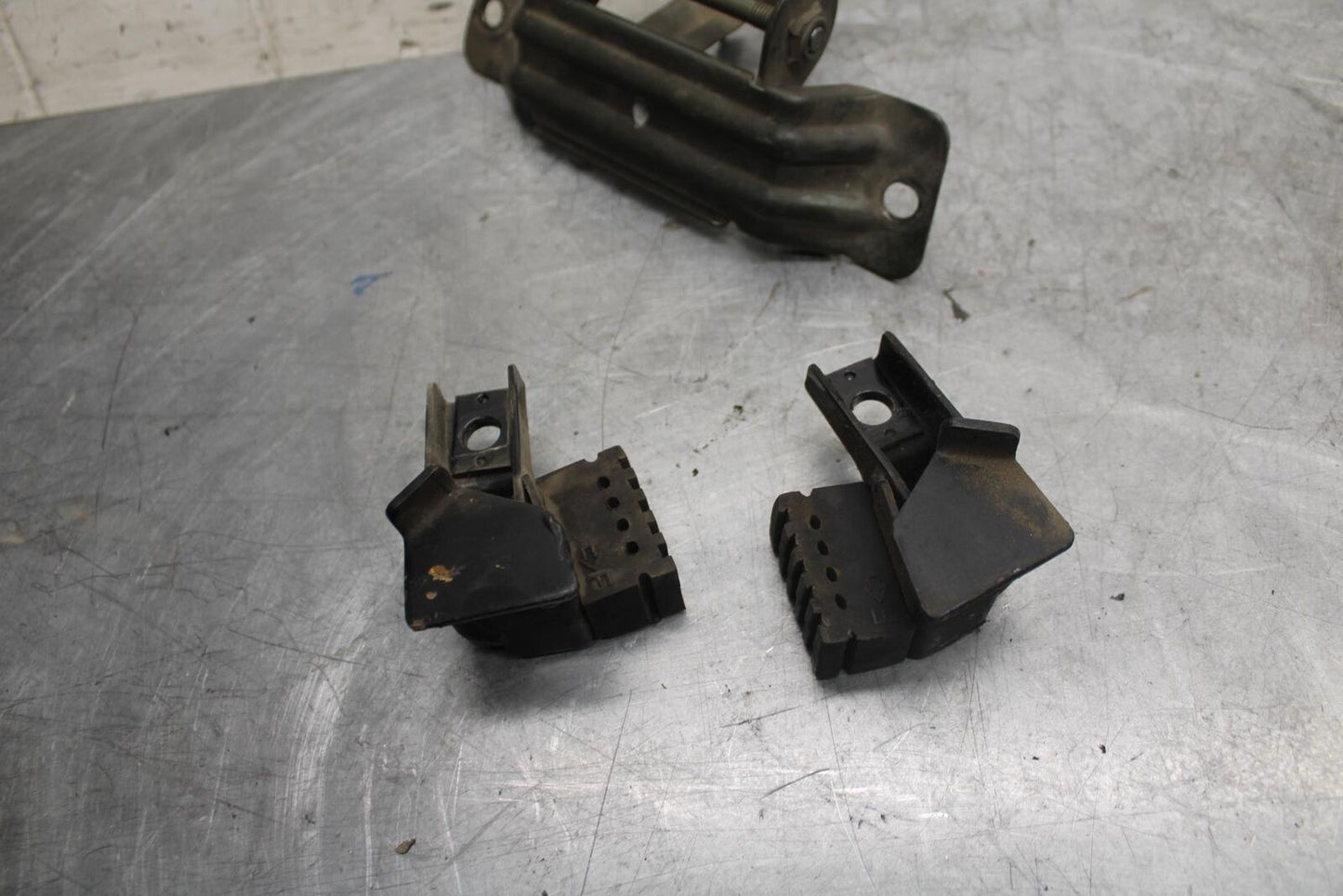 1998 Suzuki TL1000S GAS TANK FUEL CELL PETROL RESERVOIR BRACKET MOUNT BB508