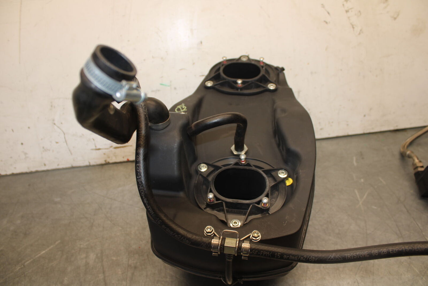 09-11 DUCATI 1198 AIRBOX AIR INTAKE FILTER BOX BB705