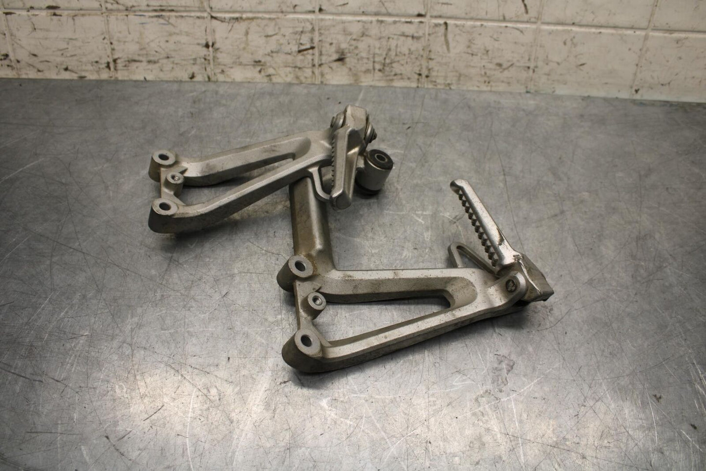 2006 Honda CBR600F4i REAR BACK PASSENGER PEG SET PAIR 50720-K26-305 BB567