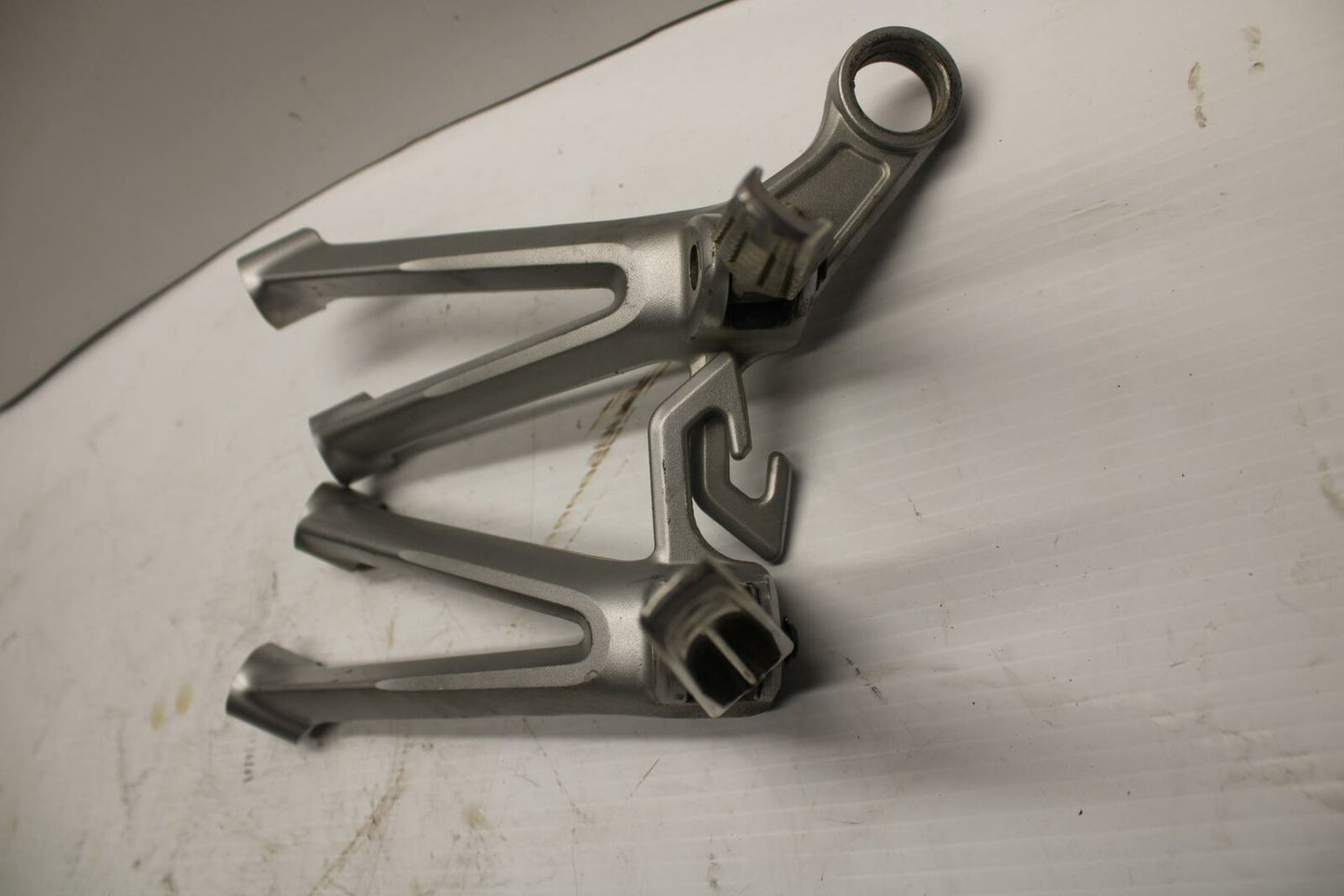 08-09 SUZUKI GSXR600 REAR BACK PASSENGER PEG SET PAIR 43600-37H00-13L BB250