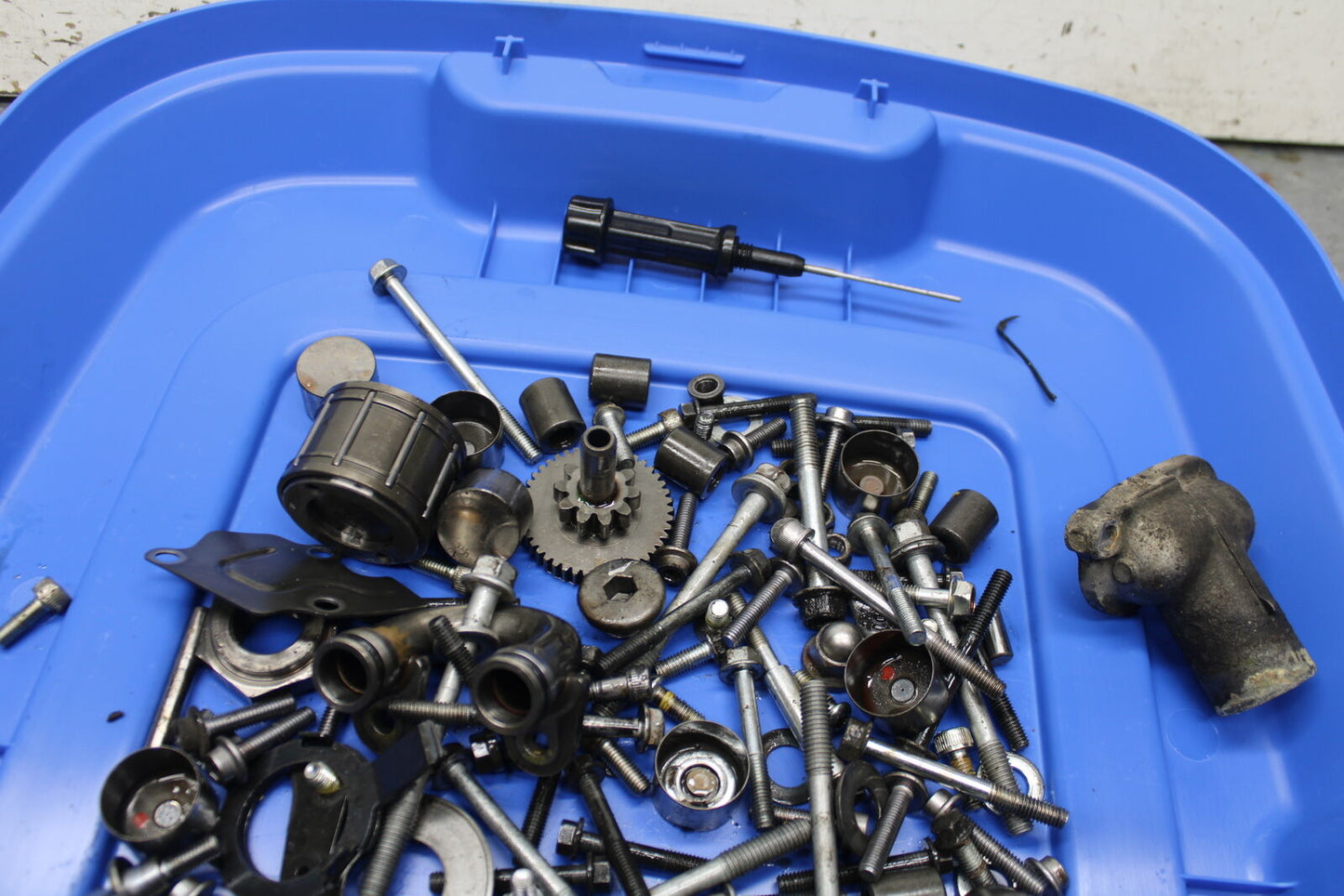 06 YAMAHA YZF R6 MOUNTING BOLTS HARDWARE MOTOR SCREWS BB716