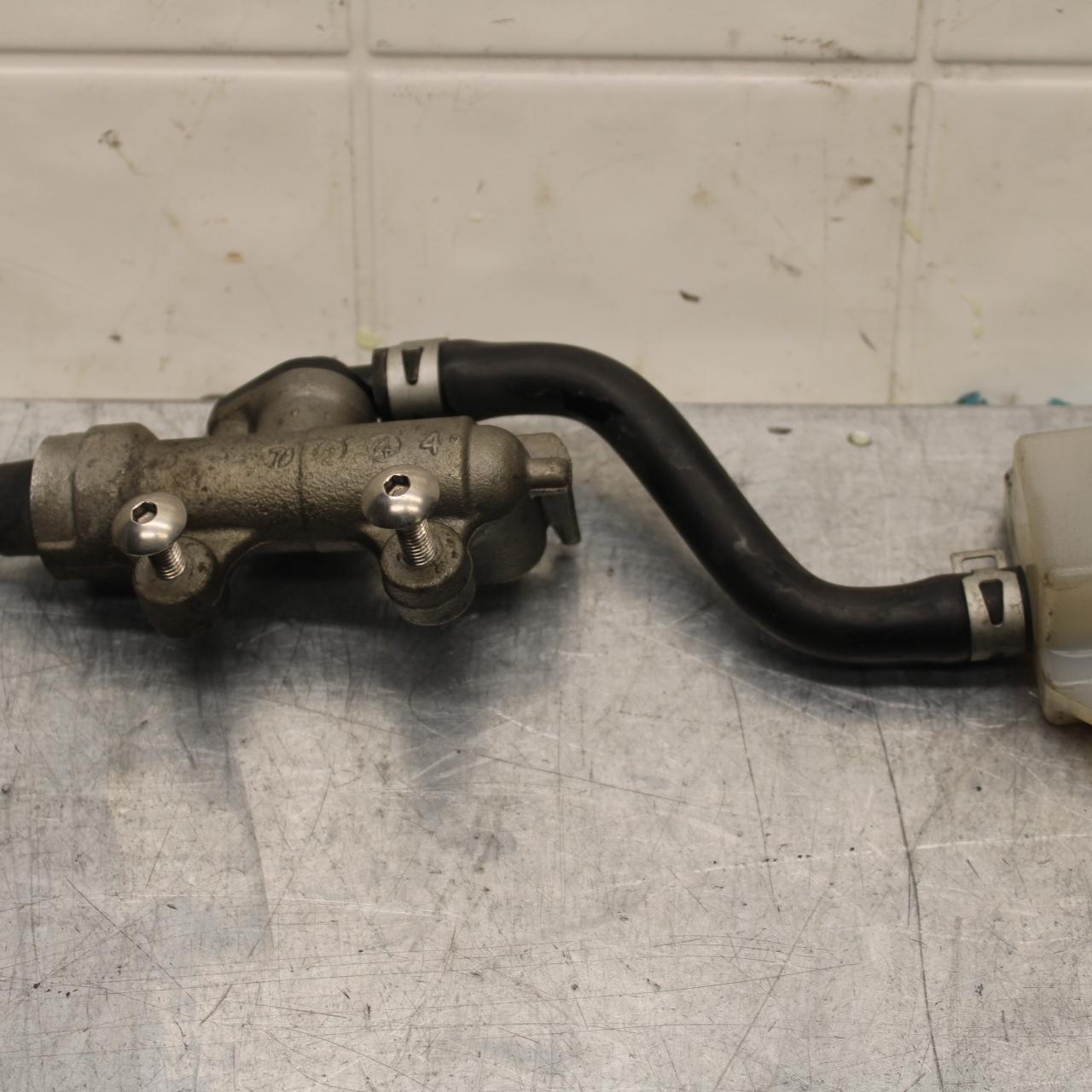 1999 Suzuki GSXR600 REAR BACK BRAKE MASTER CYLINDER W RESERVOIR BB580