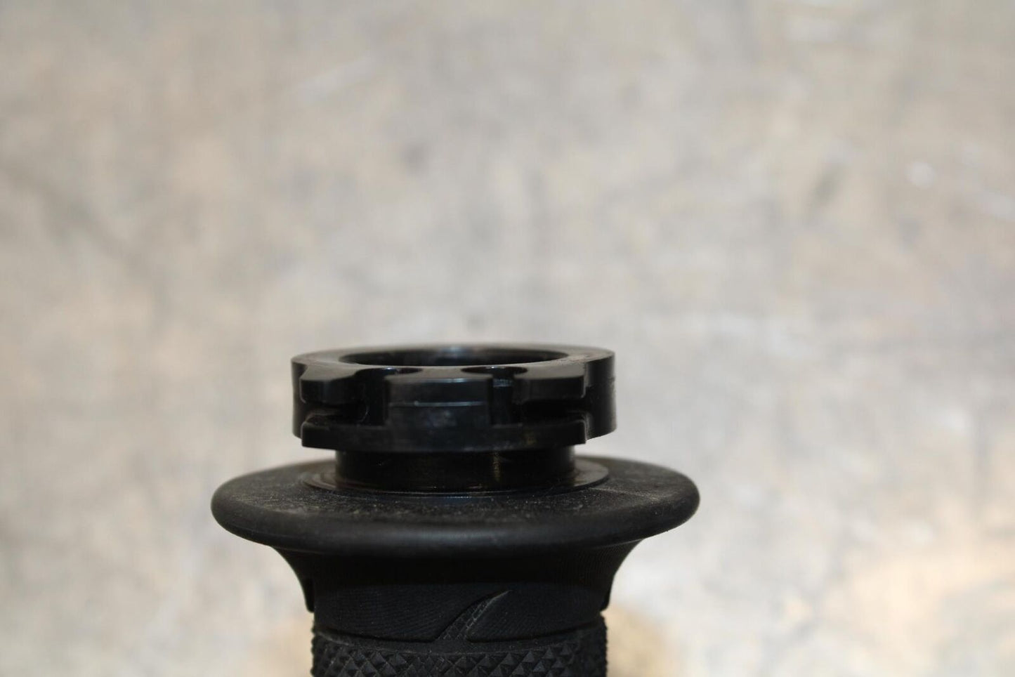 20 SUZUKI GSXR 1000 RIGHT THROTTLE GRIP BB597