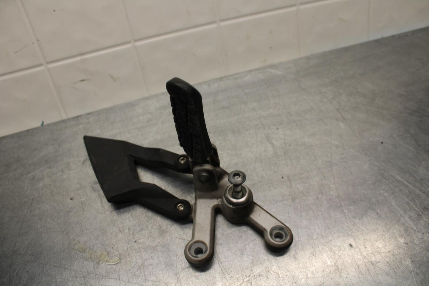 07-11 KTM 990 SUPER DUKE LEFT REARSET REAR SET DRIVER FOOT PEG REST STOP BB578