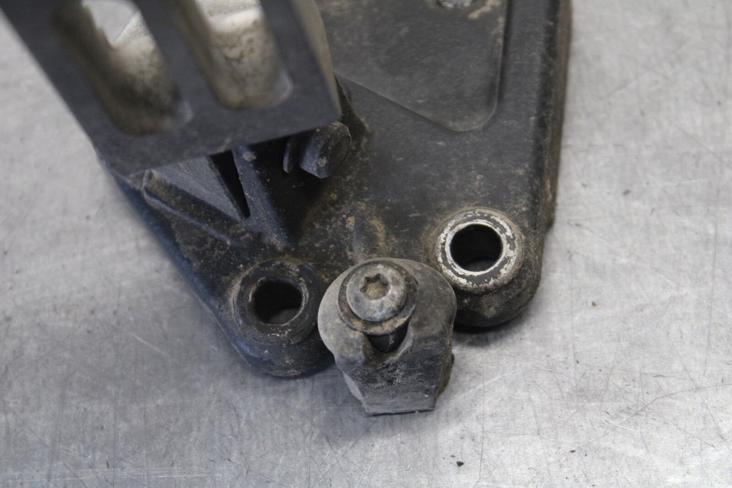 01-06 TRIUMPH TIGER 955I LEFT FRONT FOOT REST PEG STEP BB693