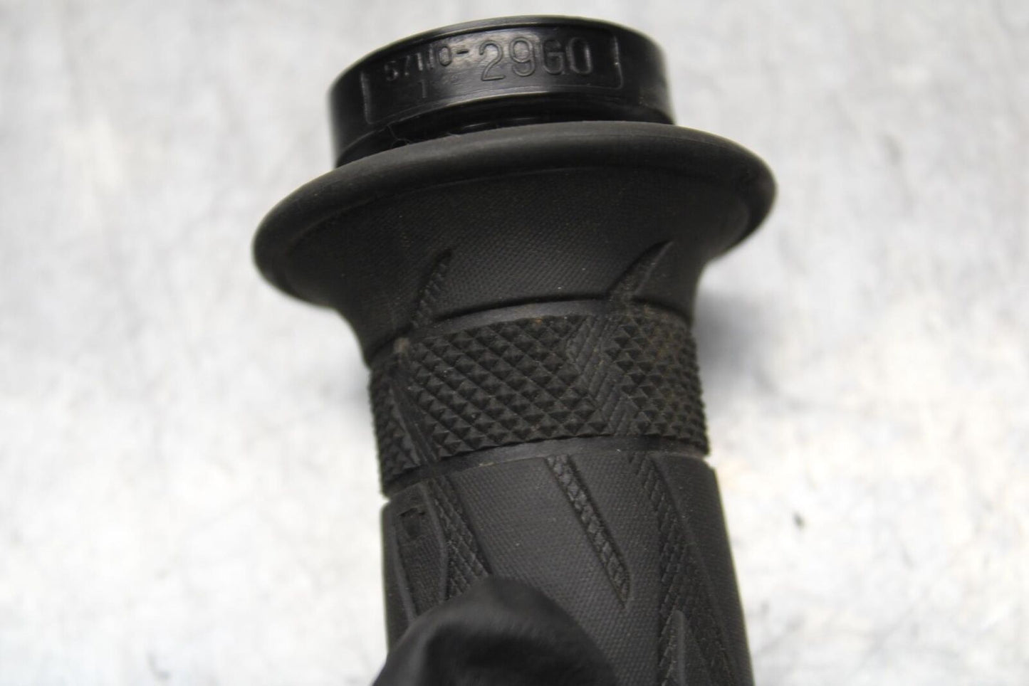 20 SUZUKI GSXR 1000 RIGHT THROTTLE GRIP BB597