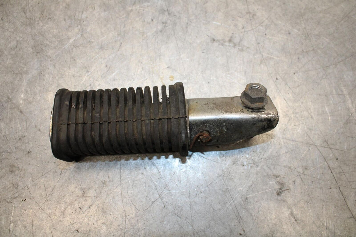1982 Suzuki GS1100ES REAR BACK PASSENGER PEG SET PAIR BB55