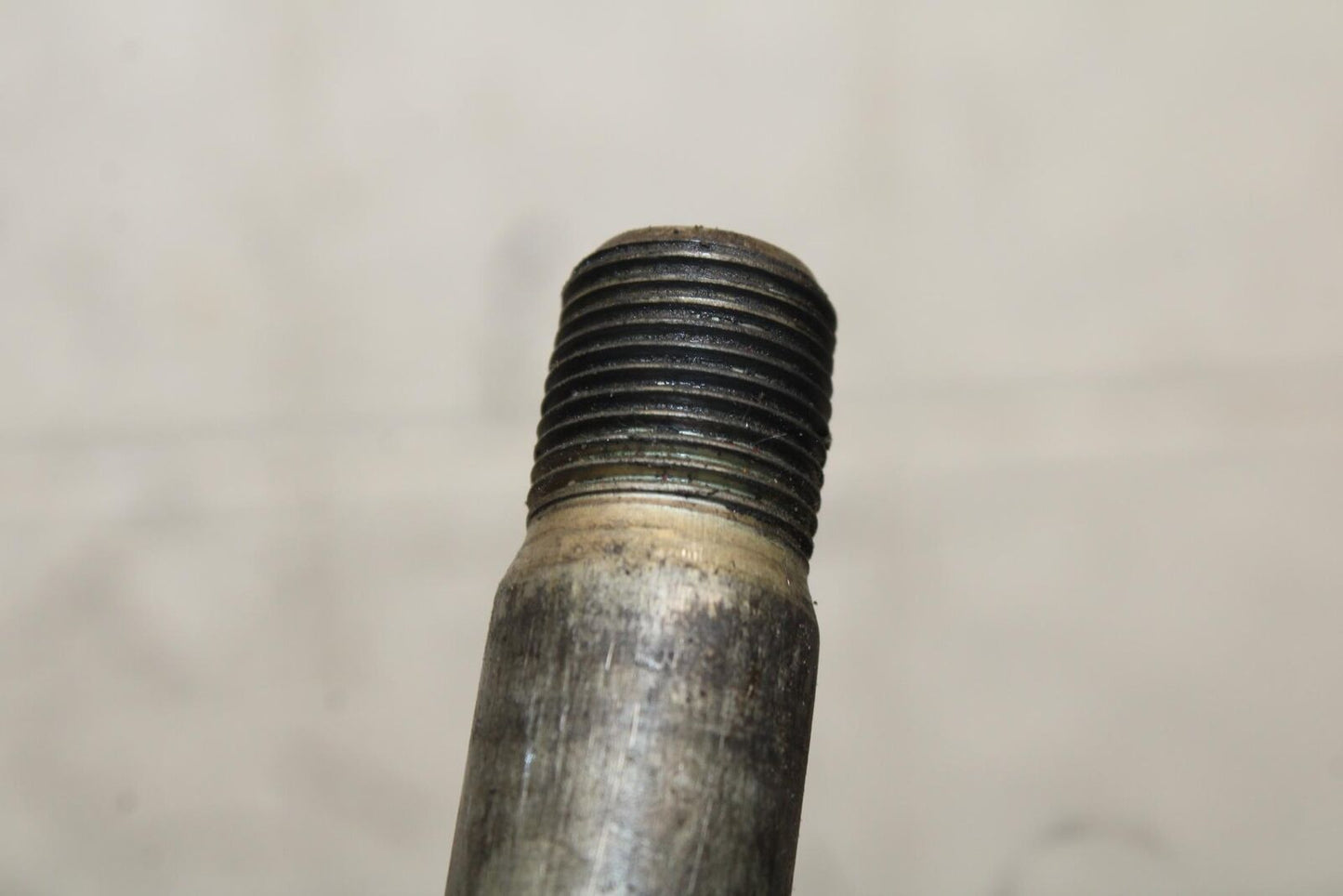2004 Suzuki Intruder 1500 VL1500 REAR AXLE BACK WHEEL RIM PIVOT BOLT AXEL BB573