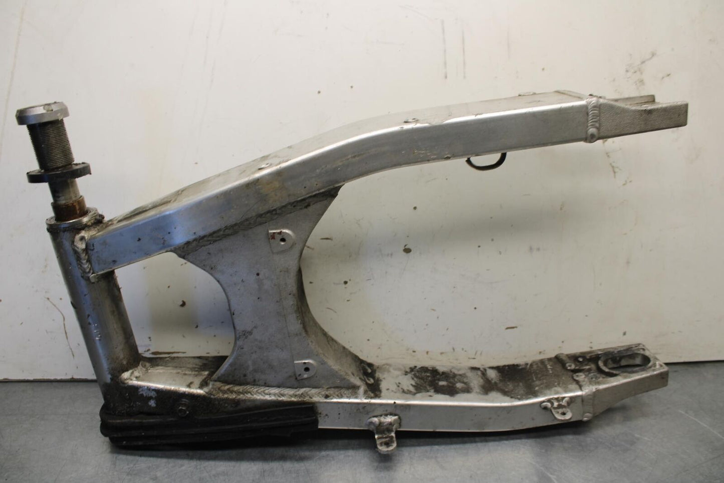 01-03 SUZUKI GSXR600 REAR SWINGARM BACK SUSPENSION SWING ARM BB639