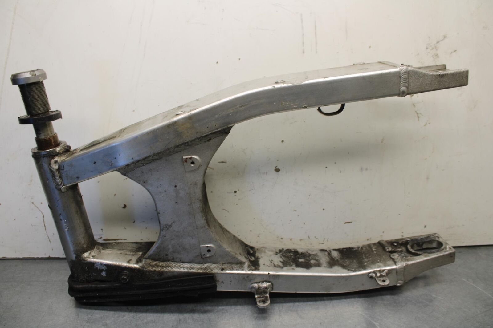 01-03 SUZUKI GSXR600 REAR SWINGARM BACK SUSPENSION SWING ARM BB639