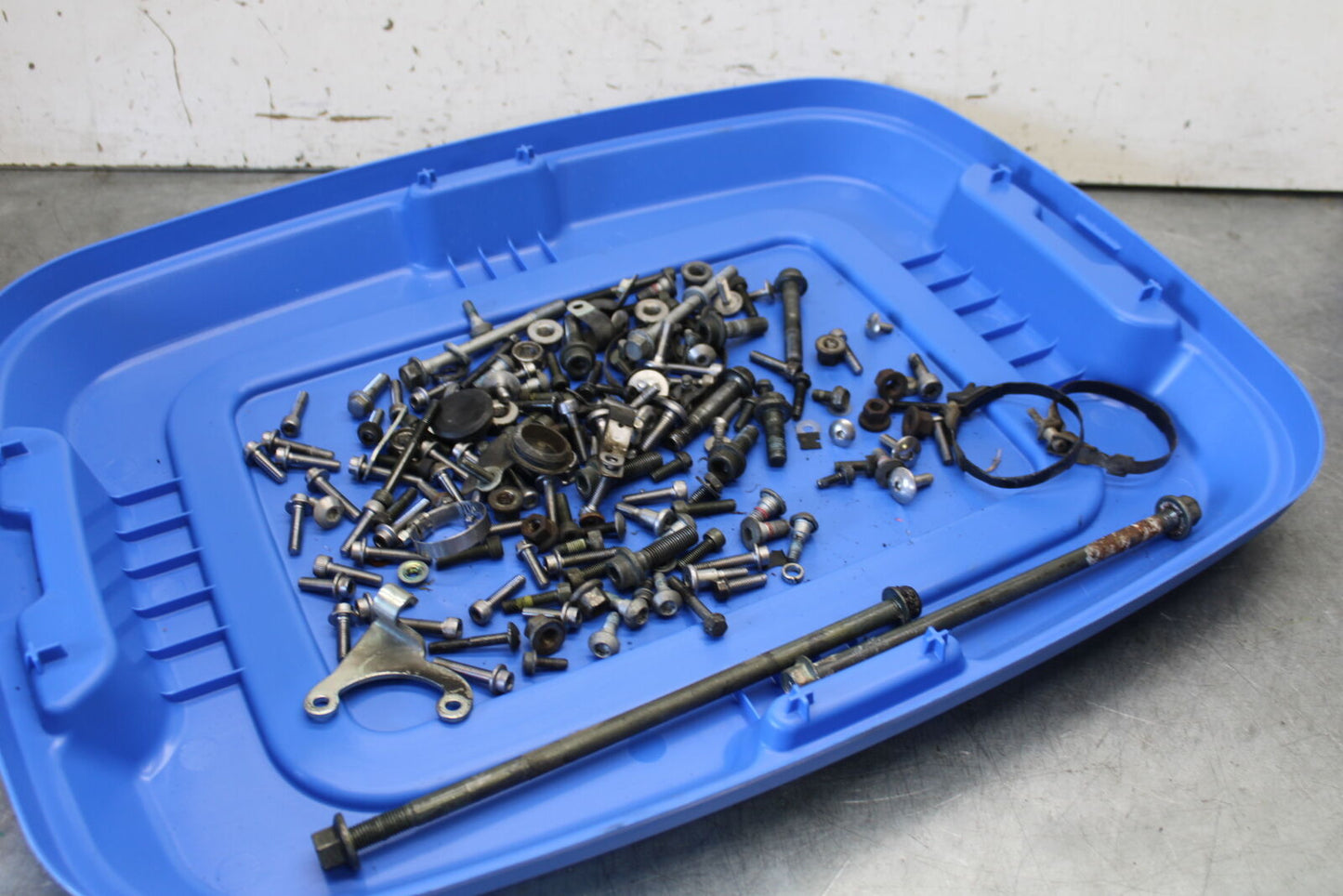 08-09 YAMAHA YZF R6S MOUNTING BOLTS HARDWARE MOTOR SCREWS BB690