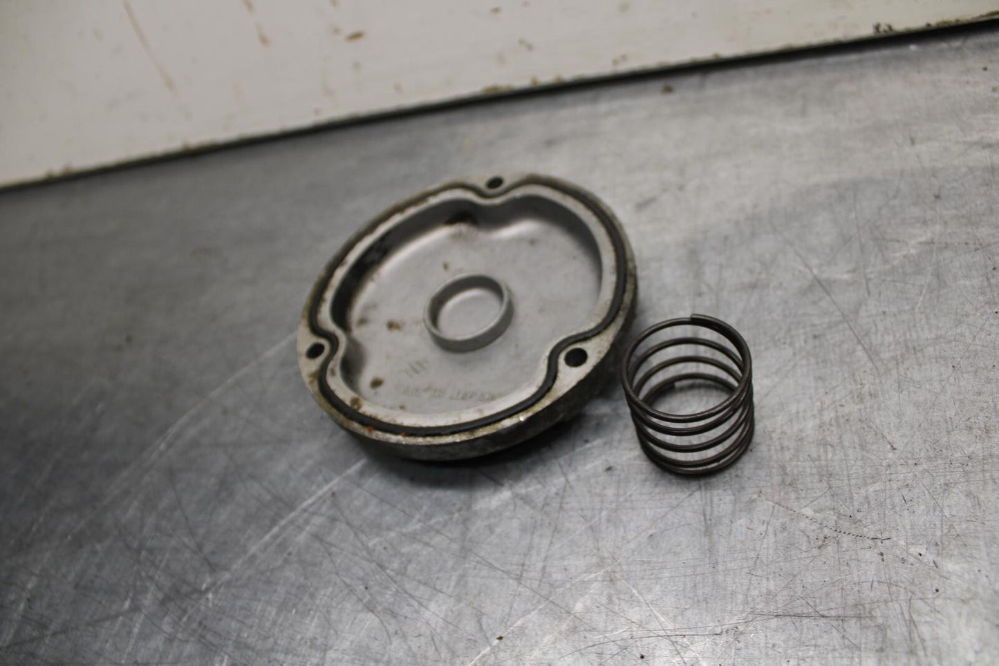 80-81 SUZUKI GS1000G ENGINE OIL FILTER COVER SPRING BB91