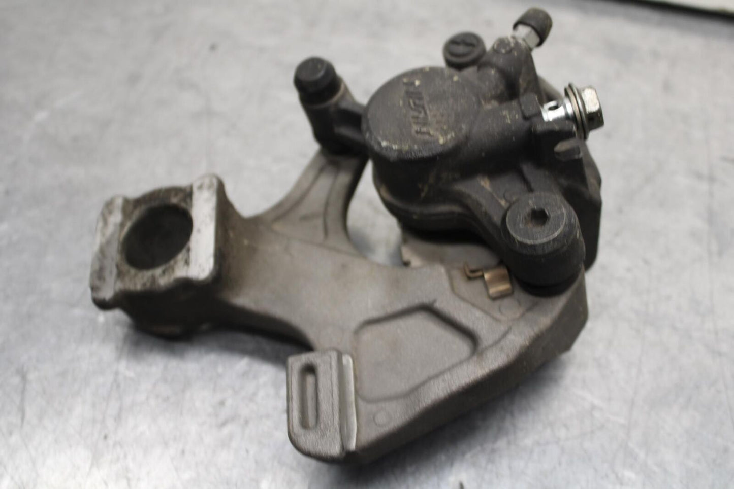 2011 Suzuki GSXR600 REAR BACK BRAKE CALIPER W MOUNT BRACKET 69100-47H10-999 BB94