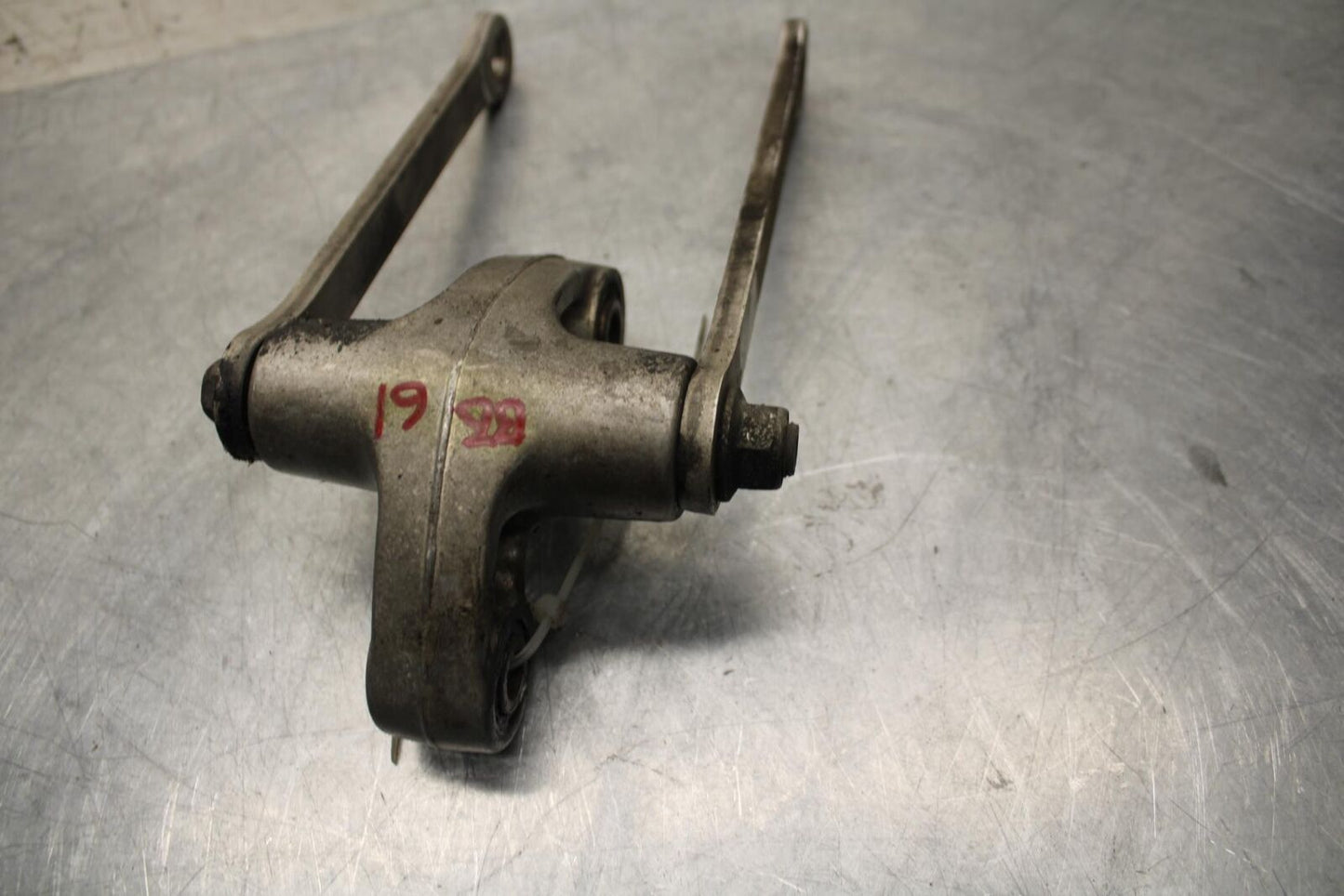 01 SUZUKI GSXR1000 REAR DOGBONE SHOCK LINKAGE LINK 62600-35870 BB06