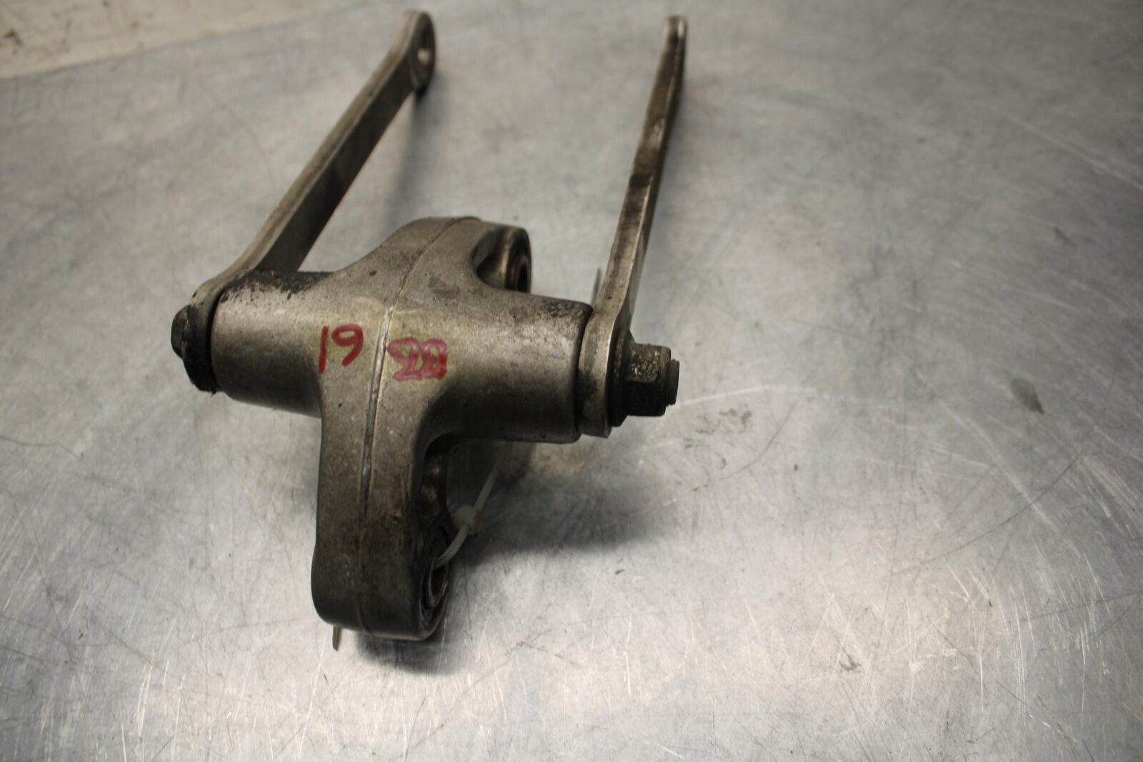 01 SUZUKI GSXR1000 REAR DOGBONE SHOCK LINKAGE LINK 62600-35870 BB06