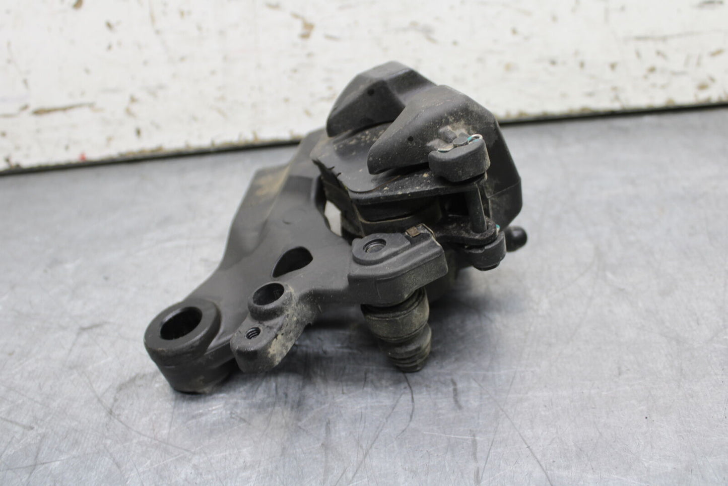 19-24 YAMAHA R3 REAR BACK BRAKE CALIPER W MOUNT BRACKET BB736